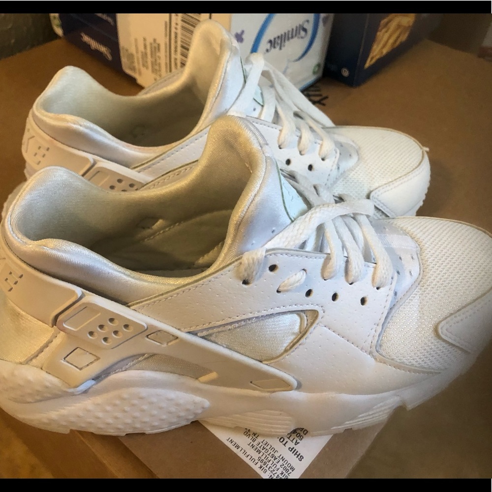 ✨NEW✨ All White Nike Huaraches